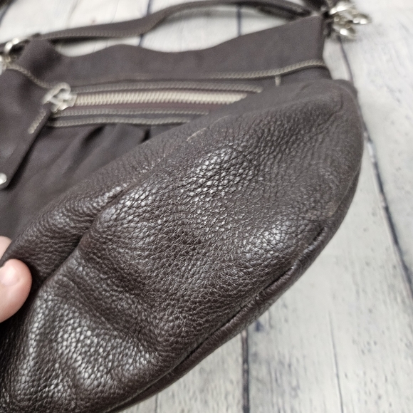 ROOTS | Olivia pleated leather hobo purse - Picture 4 of 13